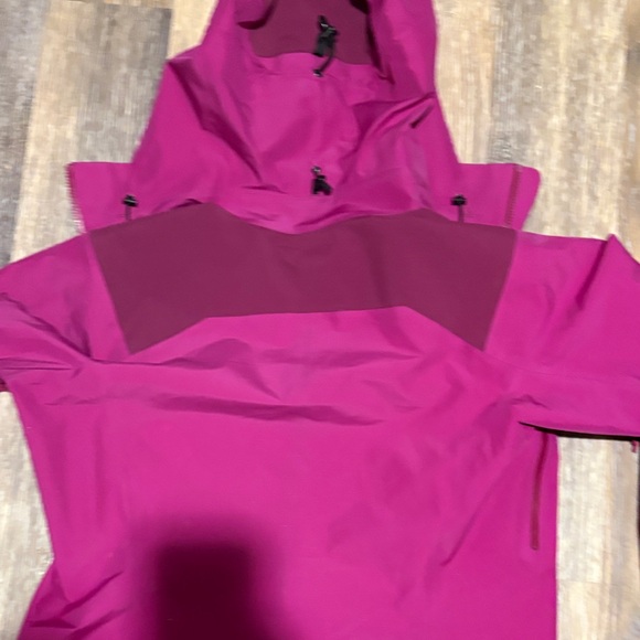 Arc'teryx Women's Jacket - Fuchsia and Gray - Picture 4 of 5